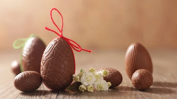 Schokolade Osterei Und Bogen Auf Holz Hintergrund — Stockfoto