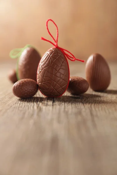 Huevo Pascua Chocolate Arco Sobre Fondo Madera —  Fotos de Stock