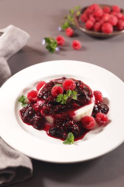 Panna cotta ve meyve tabağı.