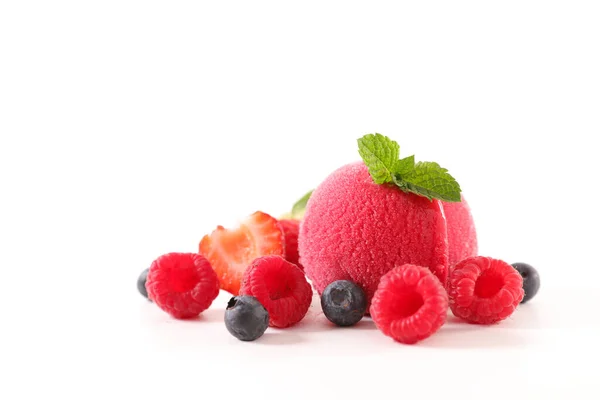 Helado Frutas Baya Helado Con Frambuesa Fresa Arándanos Aislados Sobre —  Fotos de Stock