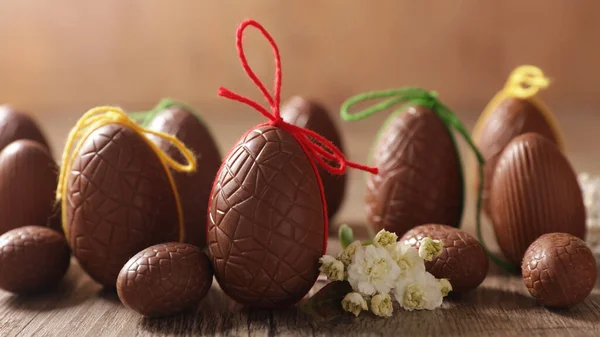 Groep Chocolade Paaseieren Houten Ondergrond — Stockfoto