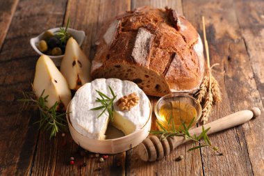 ekmek, camembert, bal ve armut