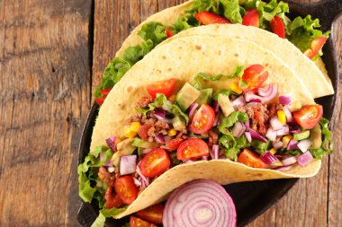 Sebzeli fajitalar, kıyma ve marul.