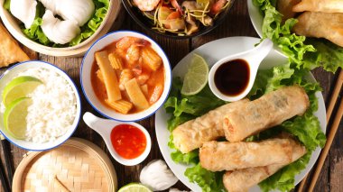 Çeşitli Asya yemekleri... Çin yemeği, Çin çorbası, pirinç ve kızarmış erişte.