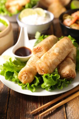 Soya soslu ve marullu kızarmış börek.