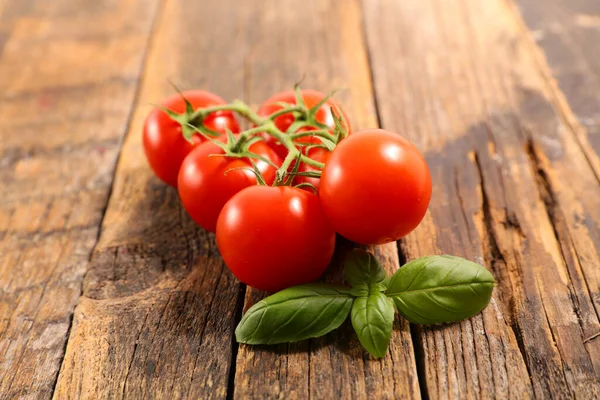 Pomidor Wiśniowy Bazylia Tle Drewna — Zdjęcie stockowe