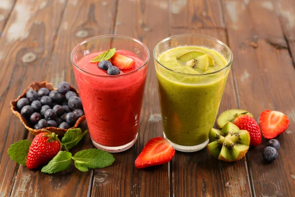 Smidig Frukt Juice Med Jordgubbe Och Kiwi Trä Bakgrund — Stockfoto