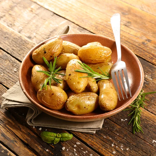 Bratkartoffeln Und Rosmarin Auf Holz Hintergrund — Stockfoto