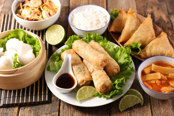 Sortido Pratos Asiático Rolo Primavera Sopa Chinesa Arroz Macarrão Frito — Fotografia de Stock