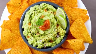 Tortilla cipsli guacamole.
