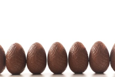 Beyaz arka planda çikolatalı yumurta.