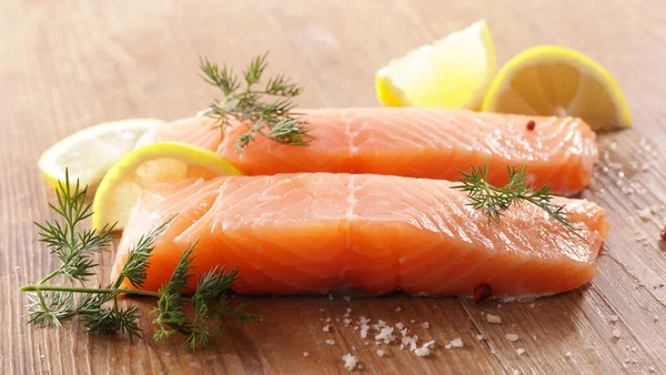 Rohes Lachsfilet Und Zitrone Auf Holz Hintergrund — Stockfoto