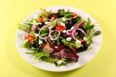 zeytinli sebze salatası, soğan, domates ve peynir.