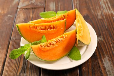 Kavun dilimi ve nane şekeri tabakta