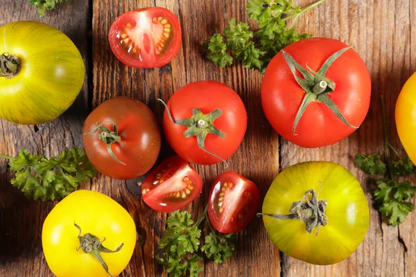 各种色彩艳丽的西红柿和香草 — 图库照片