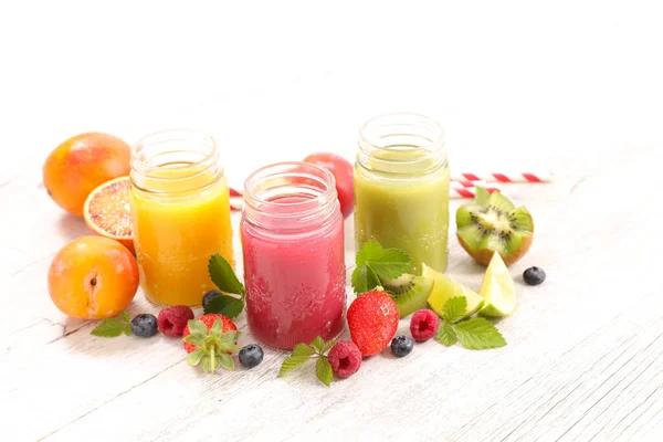 Vruchtensap Bessen Fruit Sinaasappel Kiwi Smoothie Stro Geïsoleerd — Stockfoto