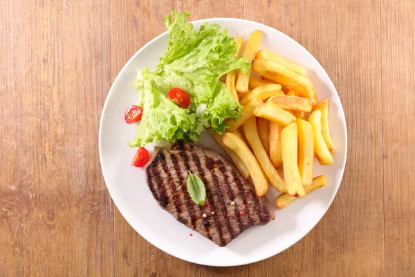 Plato Bistec Papas Fritas Lechuga — Foto de Stock