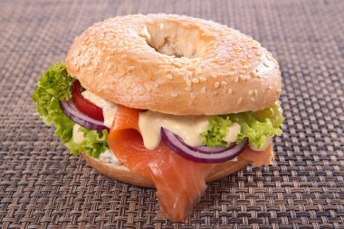 Somonlu ekmek, marul, domates, soğan ve sos.