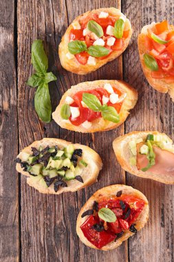 Çeşitli bruschettalar, domatesli ekmek, mozzarella ve fesleğen.