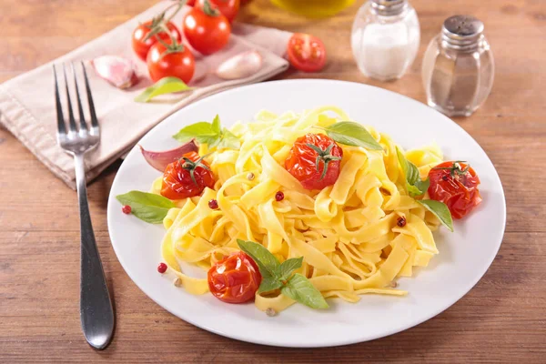 Tagliatelle Pomidorami Bazylią — Zdjęcie stockowe