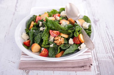 Domates, peynir, ceviz ve kızarmış ekmek ile ıspanak salatası.