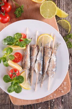 Izgara sardalya ve sebze salatası.