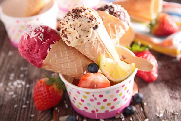 ベリーフルーツとバニラとチョコレートのアイスクリーム — ストック写真