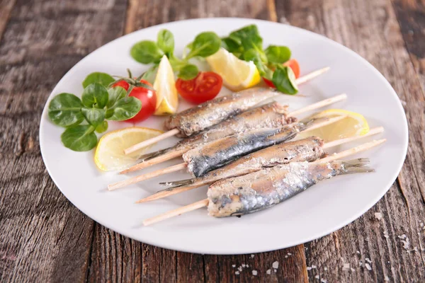 Gegrillte Sardinen Und Gemüsesalat — Stockfoto