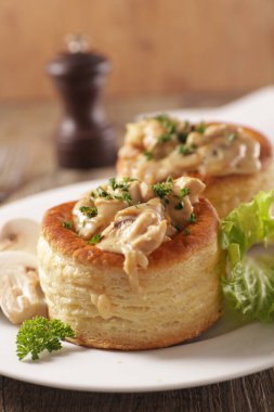 Mantar, tavuk ve kremalı fırında börek.
