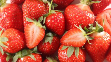 Taze çileğe yaklaş.