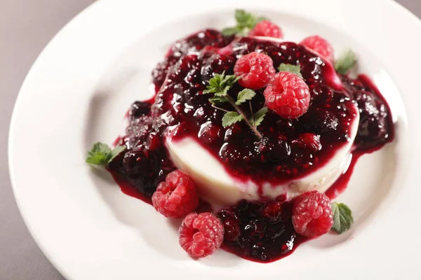 Panna Cotta Con Sciroppo Frutti Bosco — Foto Stock