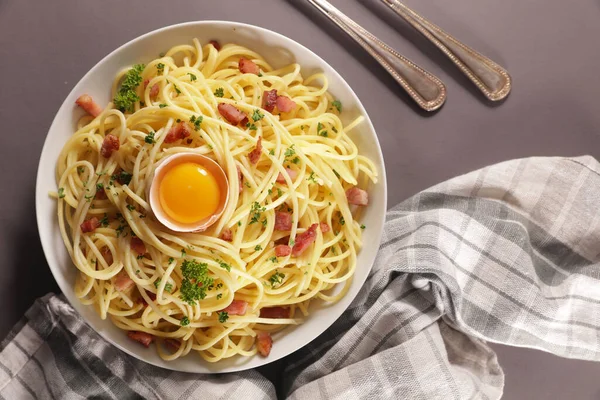Espaguetis Carbonara Con Huevo Tocino Queso —  Fotos de Stock