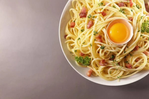Spaghetti Alla Carbonara Con Uova Pancetta Formaggio — Foto Stock