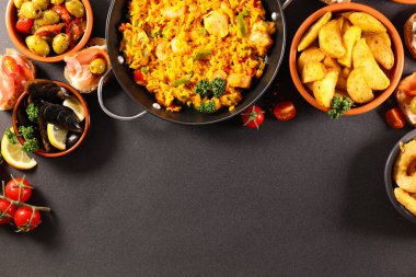 İspanyol yemeği, paella ve tapas karışımı.