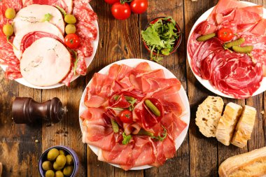jambon, pastırma ve salam - zeytin, turşu ve ekmekle servis edilmiş şarküteri.