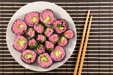 Tabakta yemek çubuklarıyla vejetaryen suşisi