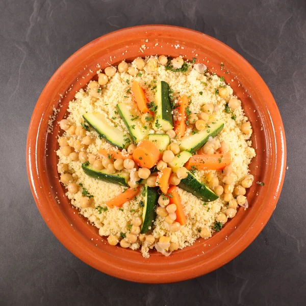 Couscous Mit Grieß Zucchini Karotten Und Kichererbsen — Stockfoto