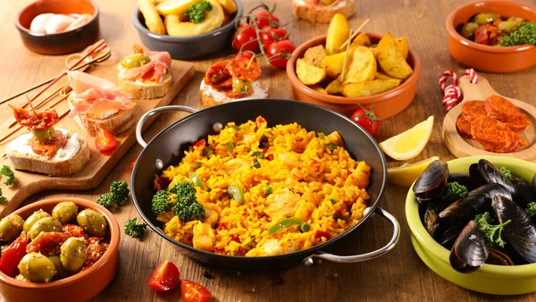 Rozmanité Španělské Pokrmy Paella Tapas Olivy Patatas Bravas — Stock fotografie