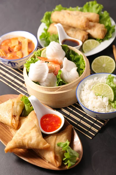 Asiatische Speisenauswahl Mit Frühlingsrolle Nudelsuppe Knödel Und Soße — Stockfoto