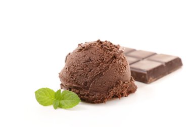 Beyaz arka planda izole edilmiş çikolatalı dondurma kepçesi