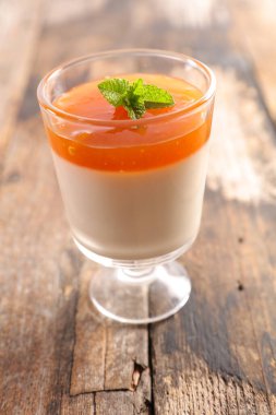 Kayısı jöleli panna cotta.