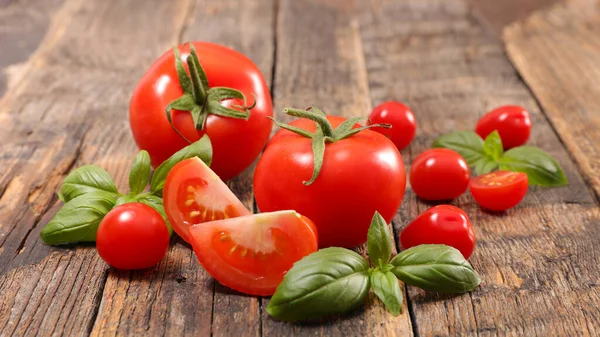 Tomate Und Basilikum Auf Holz Hintergrund — Stockfoto