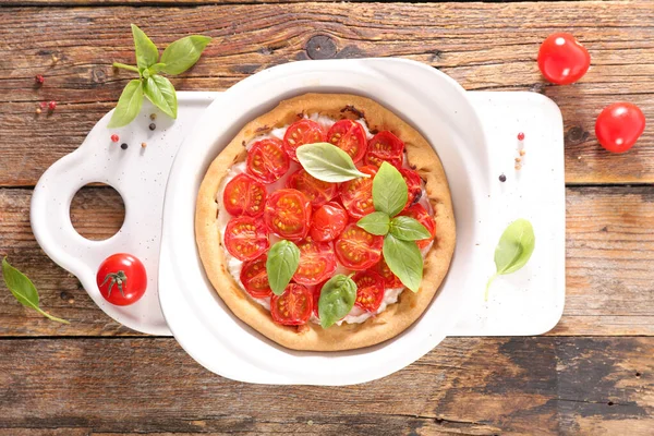 Placek Pomidorowy Serem Bazylią — Zdjęcie stockowe