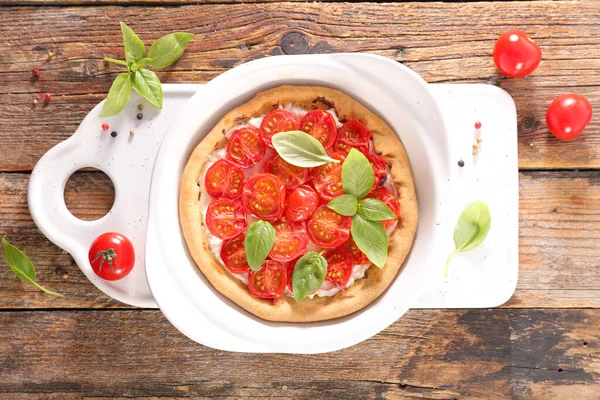 Tomato Quiche Cheese Basil — Stock Photo, Image