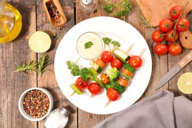 sebze barbeküsü şiş ve sos.