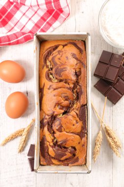 Ev yapımı çikolatalı pasta ve malzeme.