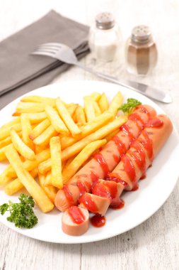 Patates kızartmalı sosis ve ketçap.