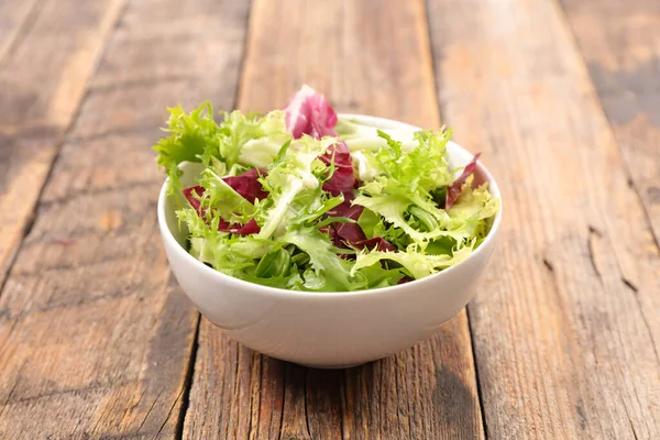 Schüssel Salat Auf Holz Hintergrund — Stockfoto