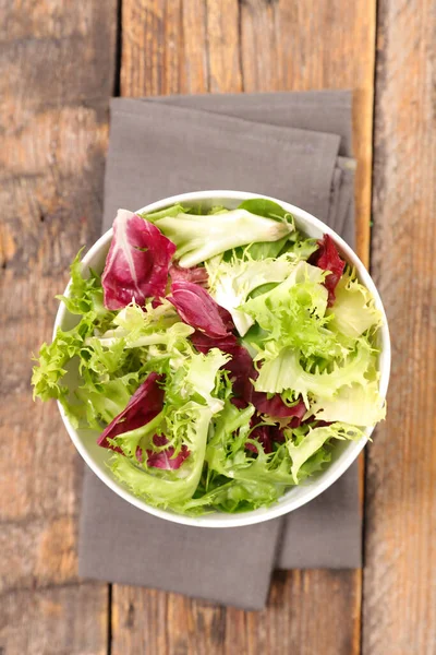 Schüssel Salat Auf Holz Hintergrund — Stockfoto