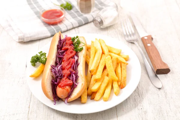 Hot Dog Káposztával Kolbásszal Ketchup Sült Krumplival — Stock Fotó